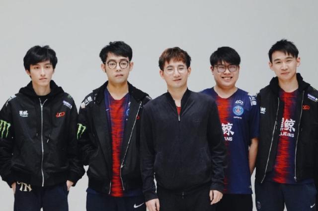 曾在深圳举 曾在深圳举